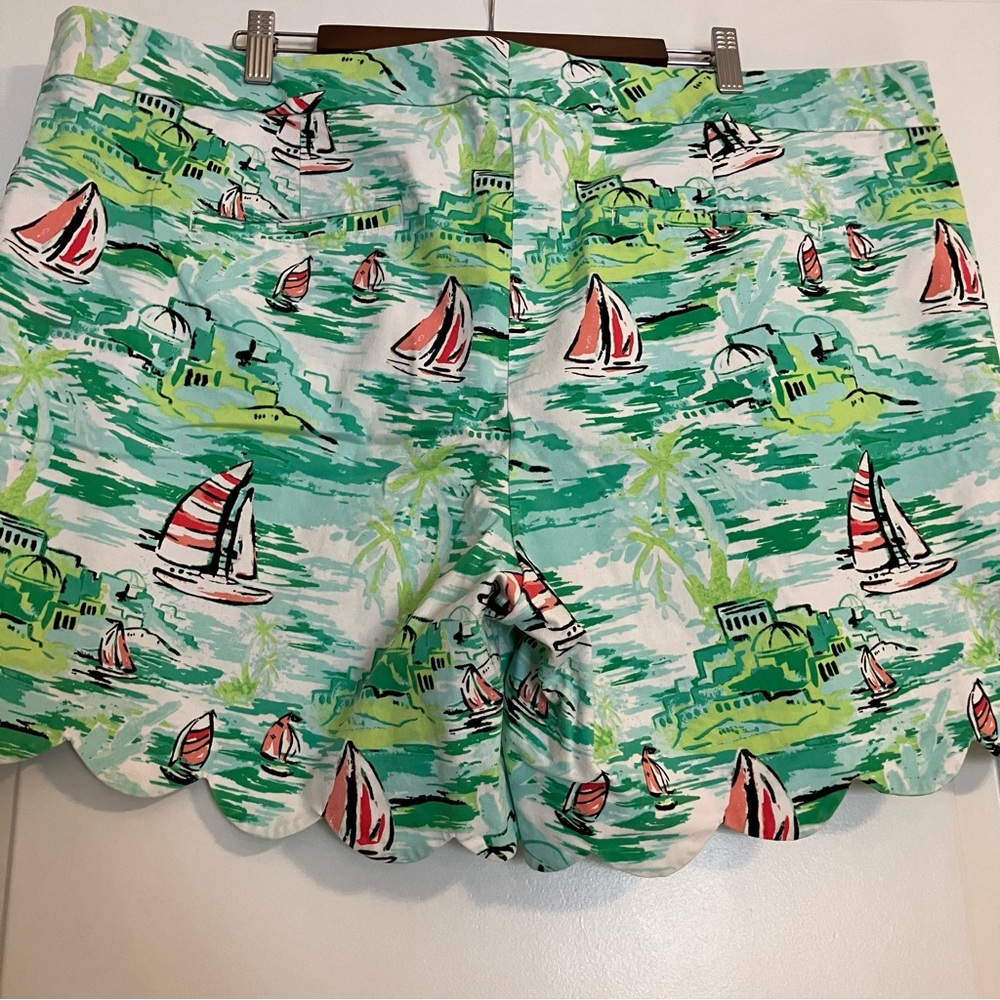 Crown & Ivy green shorts with scalloped hem and sailboat print. Size: 22 - Picture 5 of 6
